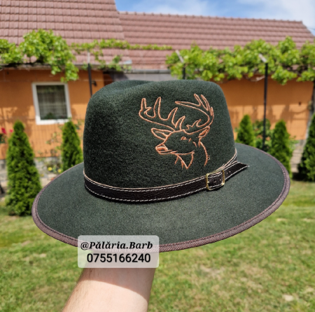 Pălărie verde cu cerb cusut [2]