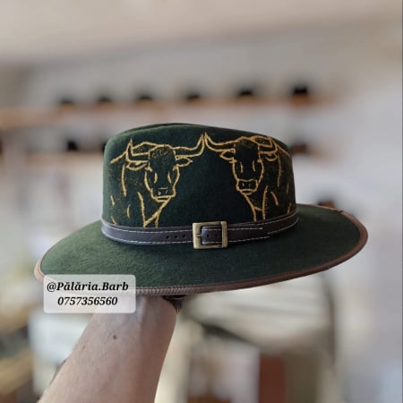 La Cerecrea Clienților - Pălărie verde cu 2 tauri pictați