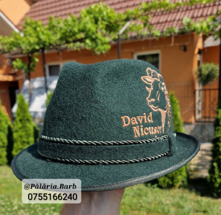 Pălărie verde "Modernă" cu un berbec cusut + Nume [1]