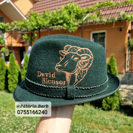 Pălării cu Berbeci - Pălărie verde "Modernă" cu un berbec cusut + Nume