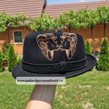 Pălării cu Berbeci - Pălărie neagră "Modernă" cu 2 berbeci cusuți