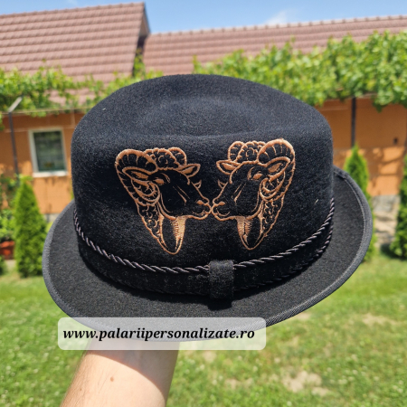 Pălărie neagră "Modernă" cu 2 berbeci cusuți [2]