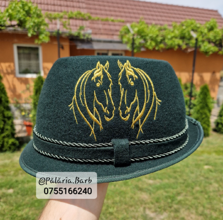 Pălării cu Cai - Pălărie verde "Oșenească" cu 2 cai cusuți