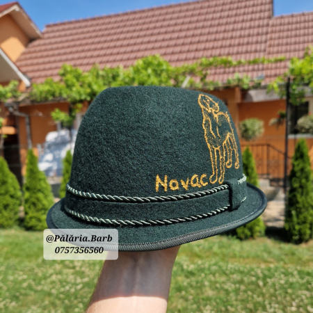 Pălărie verde "Oșenească" cu 2 câini pictați lateral + Nume [2]