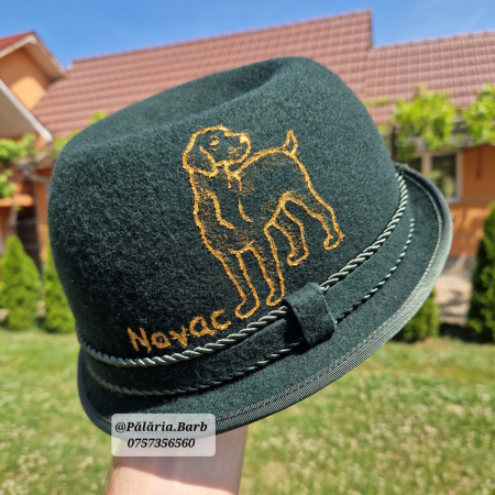Pălărie verde "Oșenească" cu 2 câini pictați lateral + Nume [3]