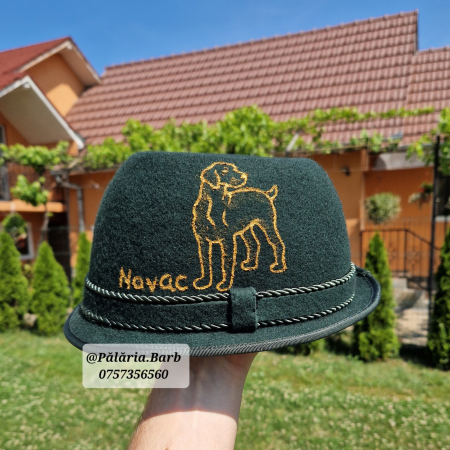 Pălării cu Câini - Pălărie verde "Oșenească" cu 2 câini pictați lateral + Nume