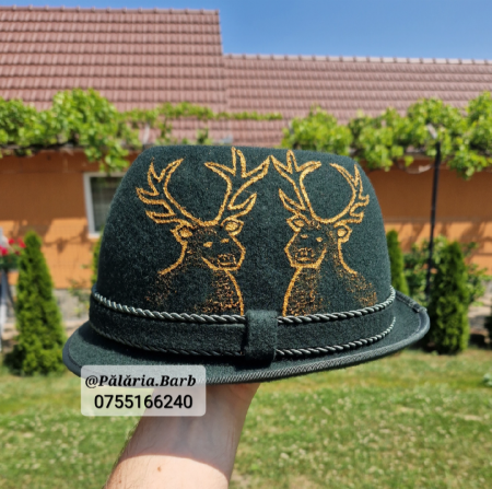 Pălării cu Câini - Pălărie verde "Oșenească" cu 2 cerbi pictați