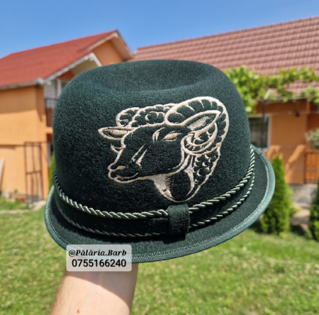 Pălărie verde "Oșenească" cu berbec cusut crem [2]