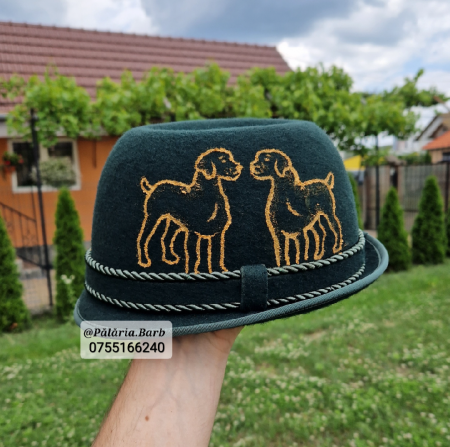 Pălării Pictate Manual - Pălărie verde "Oșenească" pictată cu 2 câini, berbec și nume