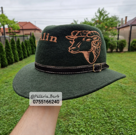 Pălării cu Berbeci - Pălărie verde "Parlamentară" cu 2 berbeci cusuți + nume