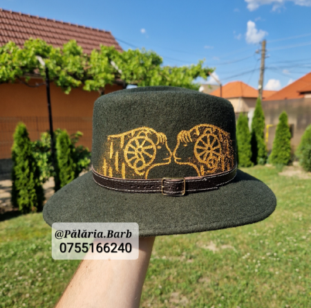 Pălării Pictate Manual - Pălărie verde "Parlamentară" cu 2 berbeci pictați