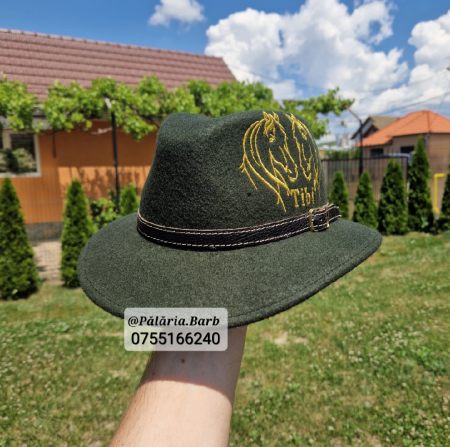 Pălărie verde "Parlamentară" cu 2 cai cusuți + nume [1]
