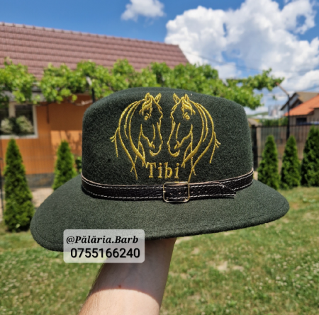 Pălării cu Cai - Pălărie verde "Parlamentară" cu 2 cai cusuți + nume