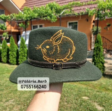 Pălării Personalizate - Pălărie verde "Parlamentară" cu iepure pictat