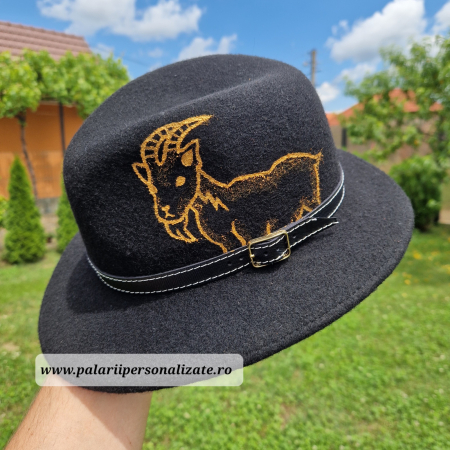 Pălărie neagră "Parlamentară" cu țap pictat + Nume [3]