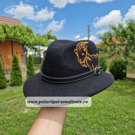 Pălărie neagră "Parlamentară" cu țap pictat + Nume [1]