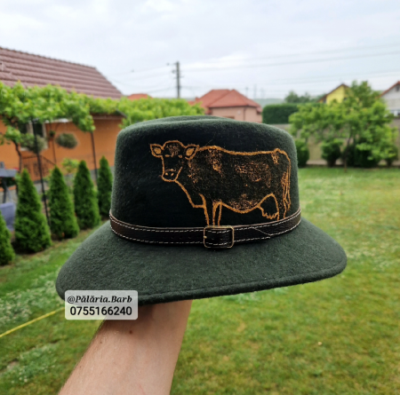 Pălării Pictate Manual - Pălărie verde "Parlamentară" cu vacă pictată