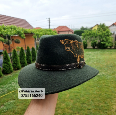 Pălărie verde "Parlamentară" cu vacă pictată [1]
