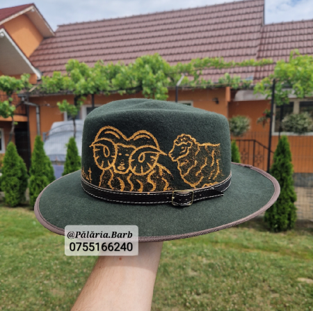Pălării cu Berbeci - Pălărie verde pictată cu berbec și oaie + Nume