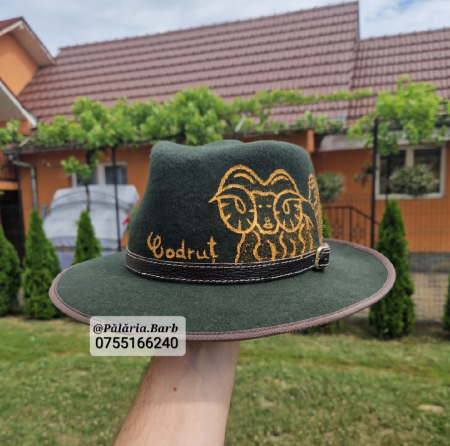 Pălărie verde pictată cu berbec și oaie + Nume [1]