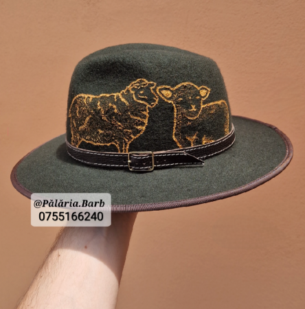 Pălării cu Berbeci - Pălărie verde pictată cu oaie și miel
