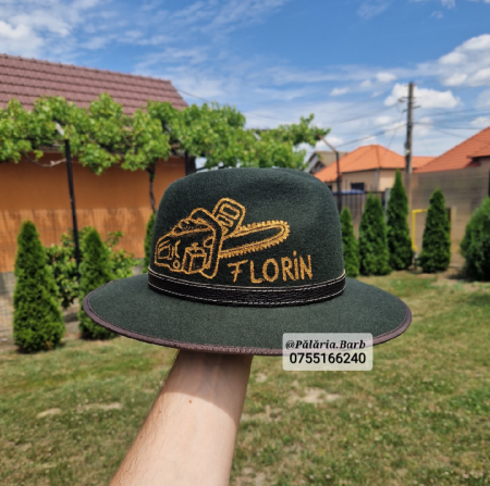 Pălării Pictate Manual - Pălărie verde pictată cu un cal, drujbă și nume