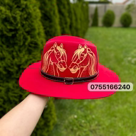 Pălării Personalizate - Pălărieroșie cu trandafir și doi cai