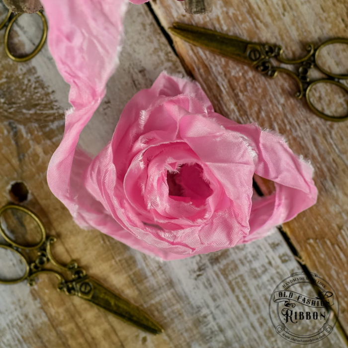 panglica-vintage-roz-bombon-old-fashion-bobina-1.jpg [2]