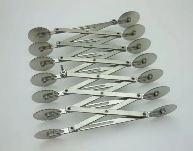 Taietor aluat extensibil cu 7 role simple si zimtate [2]