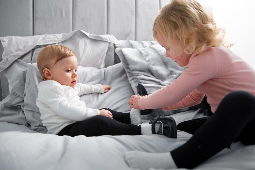 De la primii pași la curtea școlii: evoluția încălțămintei copilului