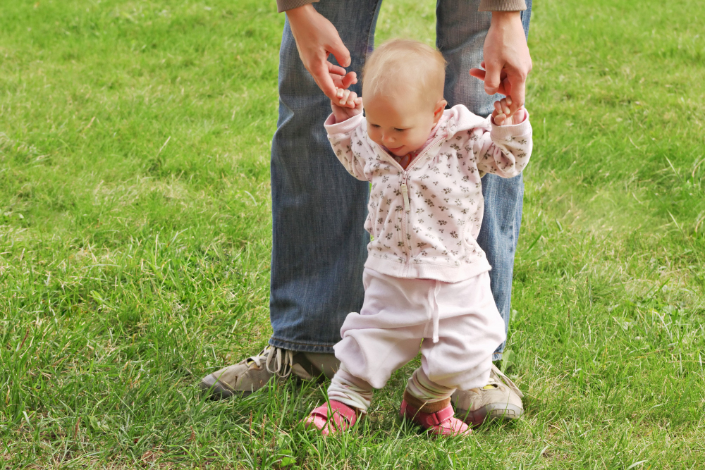 Ghid pentru părinți: când este momentul potrivit să cumperi primii pantofiori