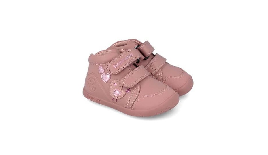 Încălțăminte adaptată vârstei: pantofiori și cizme pentru fiecare etapă