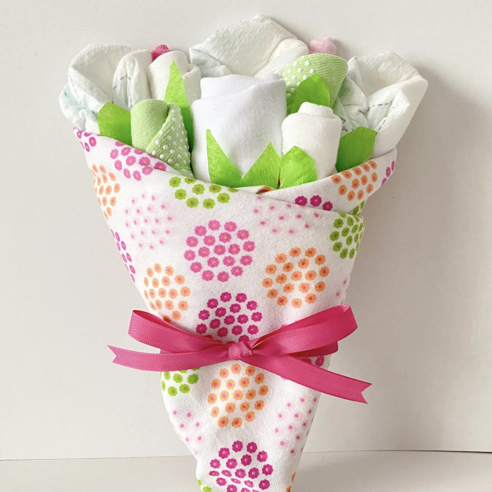 Buchet de flori din hăinuțe și scutece Pampers – cadou delicat pentru nou-născut și proaspătă mămică [1]