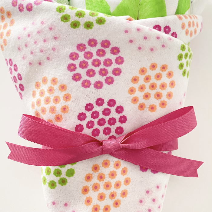 Buchet de flori din hăinuțe și scutece Pampers – cadou delicat pentru nou-născut și proaspătă mămică [3]