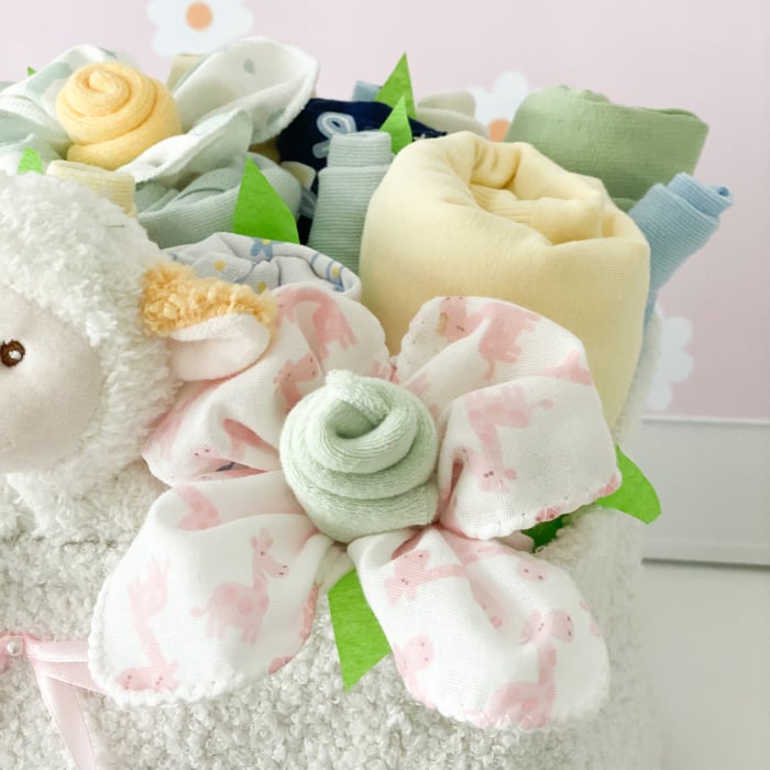 Set cadou pentru fetiță – 21 produse esențiale într-un coș textil pufos, gata de oferit [6]