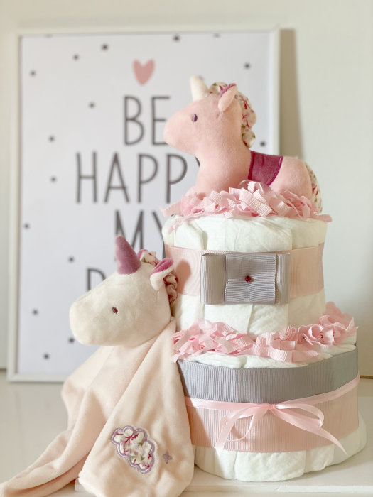 Tort de Scutece Pampers pe Două Nivele cu Două Jucării Unicorn – Cadoul Perfect pentru Nou-Născuți [4]