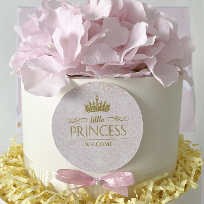 Tort Mediu de Scutece Pampers pe Două Nivele – Cadou Regal pentru Fetițe [3]