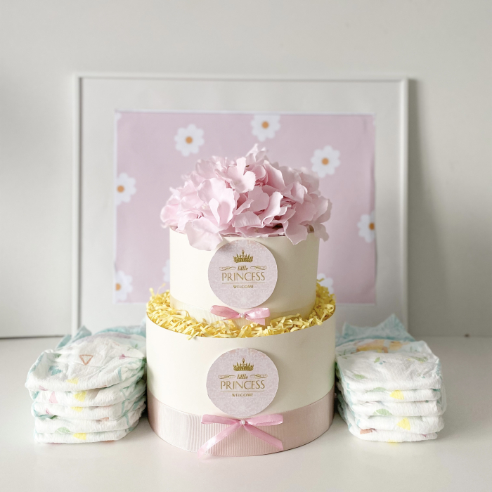 Tort Mediu de Scutece Pampers pe Două Nivele – Cadou Regal pentru Fetițe [2]