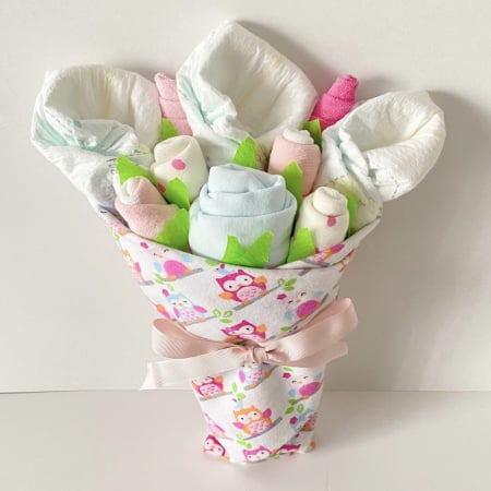 Buchete de flori din hăinuțe și scutece Pampers - Buchet de flori din hăinuțe și scutece – cadou delicat pentru nou-născut