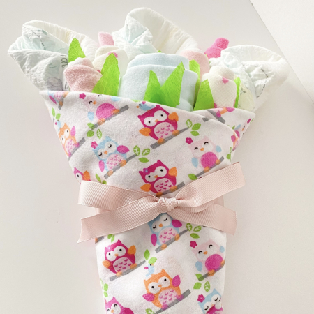Buchet de flori din hăinuțe și scutece – cadou delicat pentru nou-născut [1]