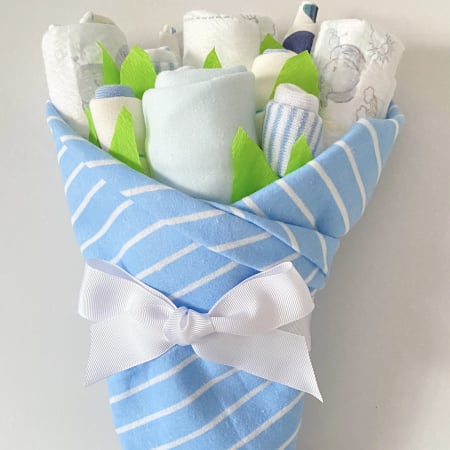 Buchete de flori din hăinuțe și scutece Pampers - Buchet Cadou Hăinuțe Bebe Băiețel – Blue Dream