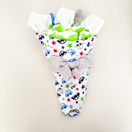Buchete de flori din hăinuțe și scutece Pampers - Buchet de flori din hăinuțe – 9 piese nou născut băiețel cu mașinuțe