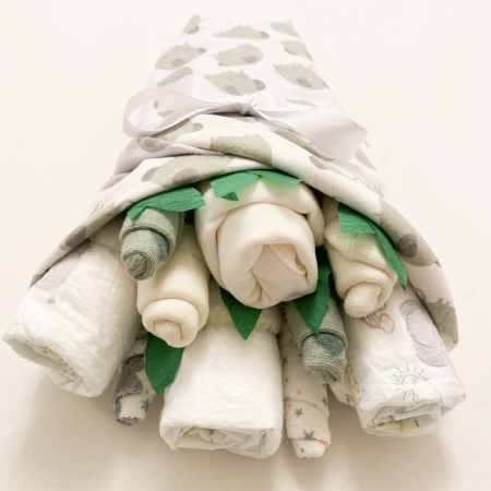 Buchete de flori din hăinuțe și scutece Pampers - Buchet de flori din hăinuțe cadou pentru bebe