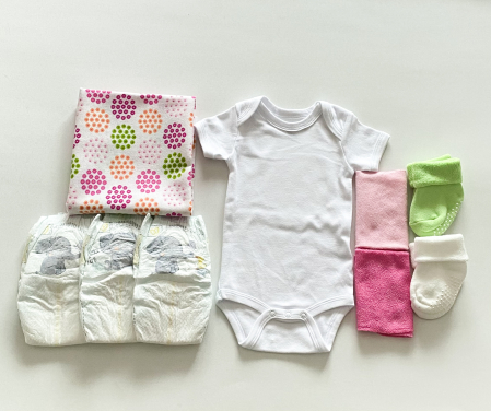 Buchet de flori din hăinuțe și scutece Pampers – cadou delicat pentru nou-născut și proaspătă mămică [5]