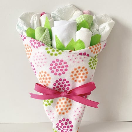 Buchete de flori din hăinuțe și scutece Pampers - Buchet de flori din hăinuțe și scutece Pampers – cadou delicat pentru nou-născut și proaspătă mămică