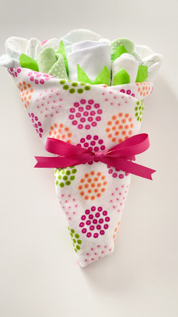 Buchet de flori din hăinuțe și scutece Pampers – cadou delicat pentru nou-născut și proaspătă mămică [3]