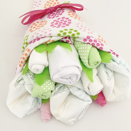 Buchet de flori din hăinuțe și scutece Pampers – cadou delicat pentru nou-născut și proaspătă mămică [1]