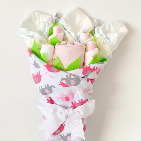 Buchete de flori din hăinuțe și scutece Pampers - Buchet de flori din hăinuțe și scutece pentru nou-născut fetiță