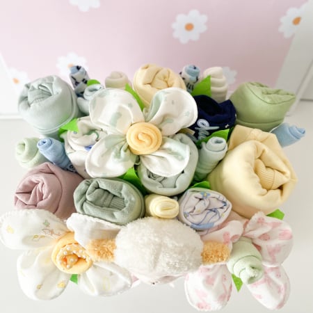 Set cadou pentru fetiță – 21 produse esențiale într-un coș textil pufos, gata de oferit [1]