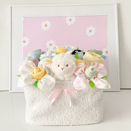 Cutii cadou pentru bebeluși - Set cadou pentru fetiță – 21 produse esențiale într-un coș textil pufos, gata de oferit